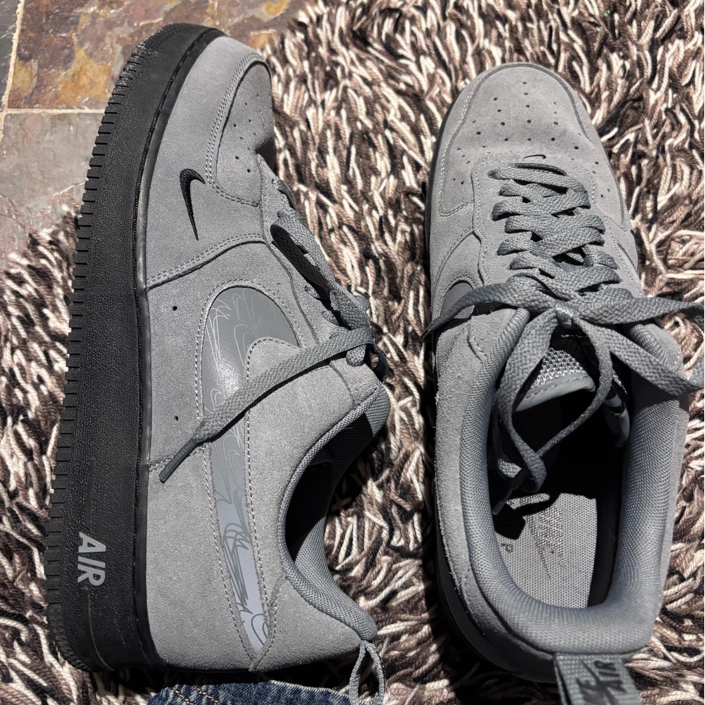 Nike Air Force 1 Low '07 LV8
Reflective Swoosh Cool Grey